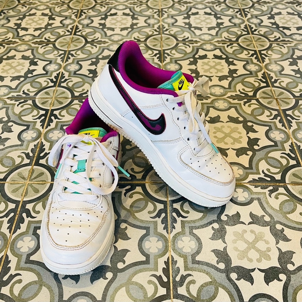 Kids Nike White Sneakers with Black, Pink and turquoise Accents size 2.5